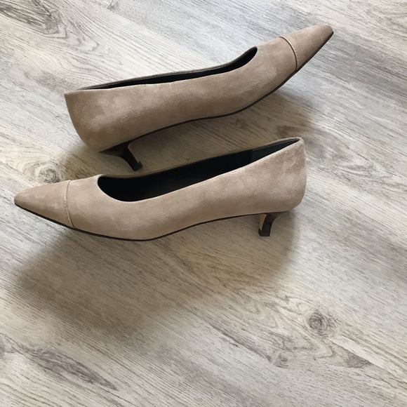 David Pliner Beige Leather/Suede Low Pump Heel Size 9 1/2 Gorgeous - Picture 2 of 8